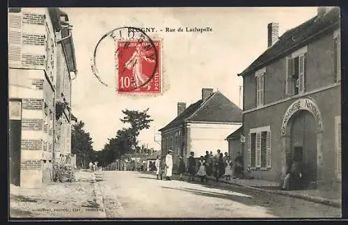 AK Rogny, Rue de Lachapelle avec gendarmerie et villageois