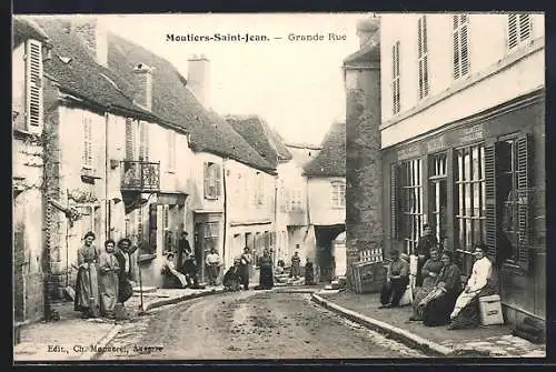 AK Moutiers-Saint-Jean, Grande Rue avec habitants devant les maisons et magasin