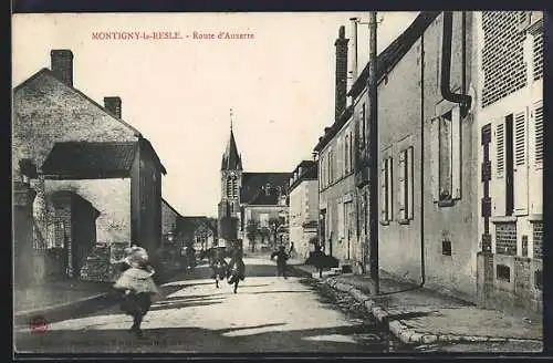 AK Montigny-la-Resle, Route d`Auxerre avec enfants jouant dans la rue devant l`église