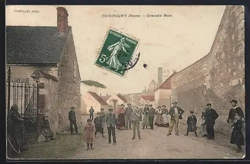 AK Compigny /Yonne, Grande Rue animée avec habitants en tenues d`époque