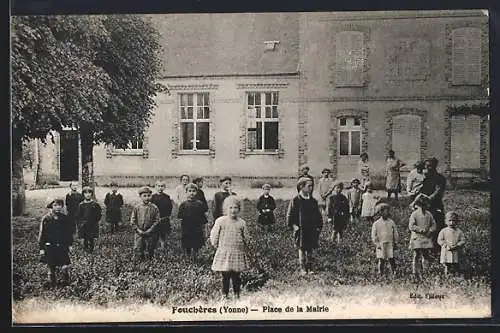 AK Fouchères /Yonne, Place de la Mairie avec des enfants rassemblés devant le bâtiment administratif