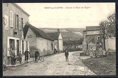 AK Pont-sur-Vanne, Devant la Place de l`Église