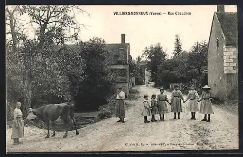 AK Villiers-Bonneux /Yonne, Rue Chaudron avec enfants et vache