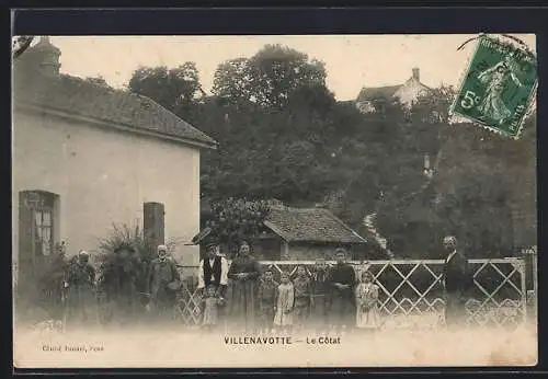 AK Villenavotte, Le Côtat avec des habitants devant une maison et un jardin clôturé