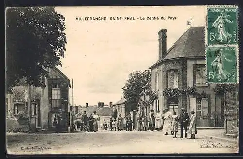 AK Villefranche-Saint-Phal, Le Centre du Pays, scène de rue animée avec habitants devant des bâtiments en briques