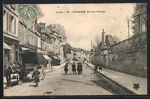 AK Tonnerre, Rue de l`Hôpital avec passants et calèches