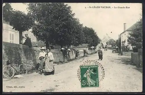 AK St-Léger-Vauban, La Grande-Rue avec des habitants et un vélo appuyé contre le mur