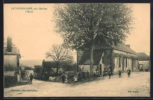 AK Le Vaudévanne, L`École et enfants jouant devant l`arbre