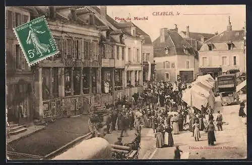 AK Chablis, Place du Marché animée avec foule et bâtiments historiques