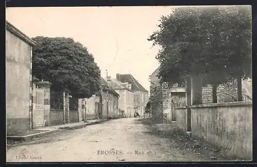 AK Brosses, Rue n°1 avec arbres et bâtiments anciens