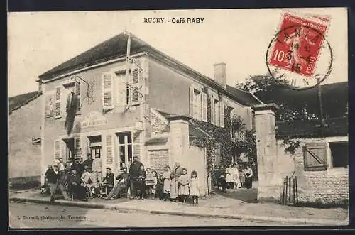 AK Rugny, Café Raby avec groupe de personnes devant l`entrée