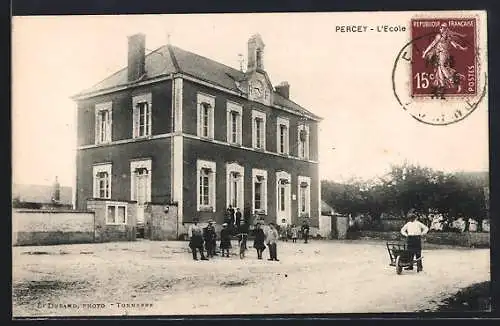 AK Percey, L`École et enfants jouant dans la cour