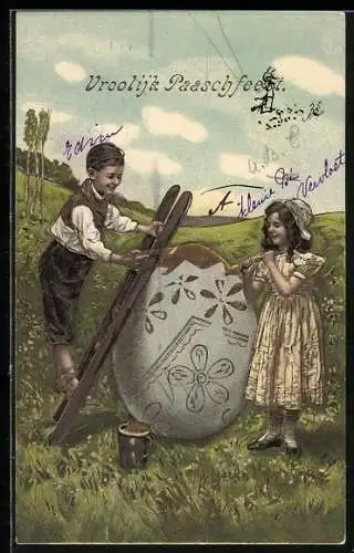 Präge-AK Zwei Kinder bemalen ein Osterei
