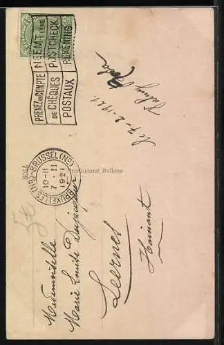 AK Amor zieht am Kleid einer Frau