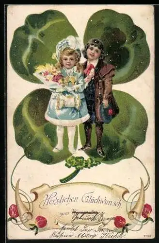 Präge-AK Kinderpaar in Tracht mit Blumenstrauss vor einem grossen Kleeblatt, Namenstag