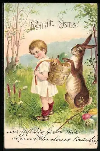 Präge-AK Osterhase lädt ein Osterei in den Korb eines Kindes