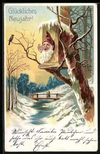 AK Zwerg schaut aus einem Vogelhäuschen in den verschneiten Wald, Neujahrsgruss