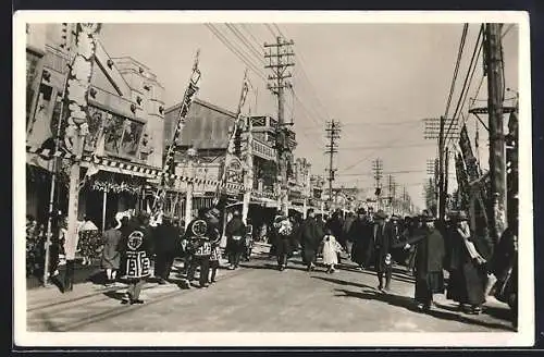 AK Yokohama, Theaterstrasse mit Strassenumzug