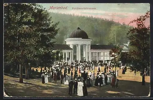 AK Marienbad, Ferdinandsbrunnen mit Besuchermenge