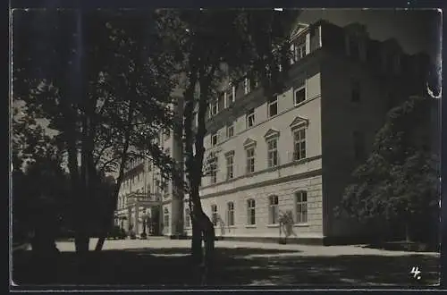 AK Konstantinsbad, Kurhaus mit Vorplatz bei Nacht