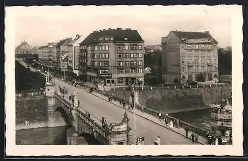 AK Pilsen, Brückenpartie mit Strasse aus der Vogelschau