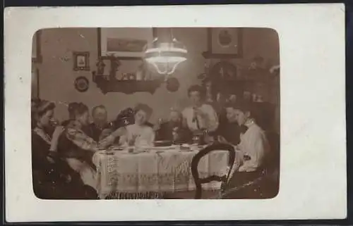 Foto-AK Quedlinburg, Familie zu Tisch