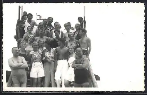 Foto-AK Koserow, Gruppenfoto von Badegästen