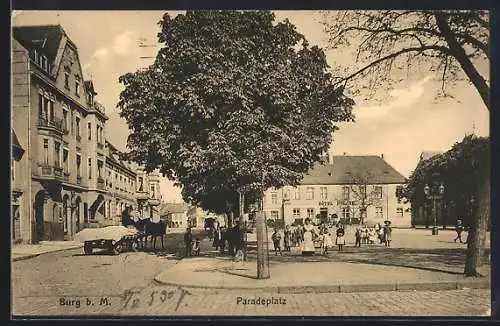 AK Burg b. M., Paradeplatz mit kleiner Ansammlung von Besuchern, Hotel Roland