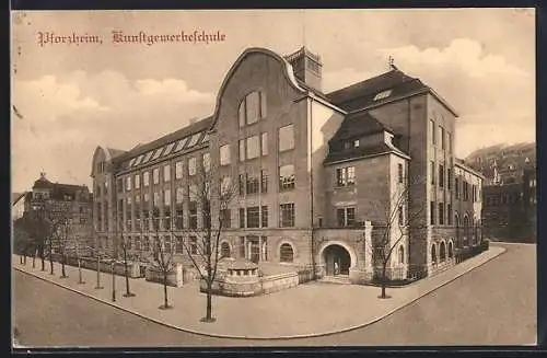 AK Pforzheim, Kunstgewerbeschule und Strassenpartie