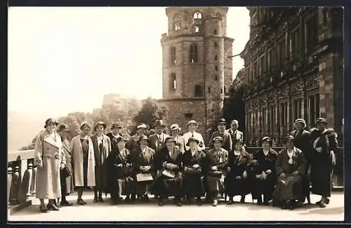 Foto-AK Heidelberg, Gruppenfoto beim Schloss