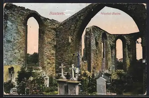 AK Bautzen, Nicolai-Ruine mit Kruzifix und Grabsteinen