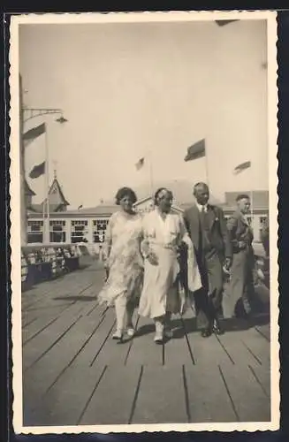 Foto-AK Ahlbeck /Ostsee, Männer und Frauen auf der Seebrücke, 1934