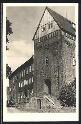 AK Dömitz, Backsteingebäude mit Turm und Freitreppe