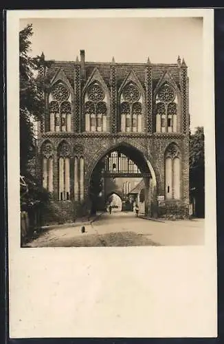 AK Neubrandenburg, Stargarder Tor von der Feldseite