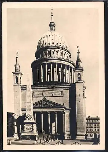 AK Potsdam, Nikolaikirche mit Passanten