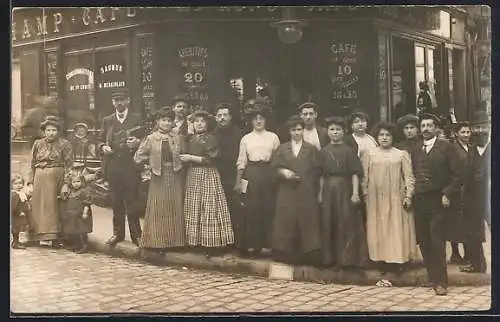 AK Paris, Gruppenbild vor einem Cafe