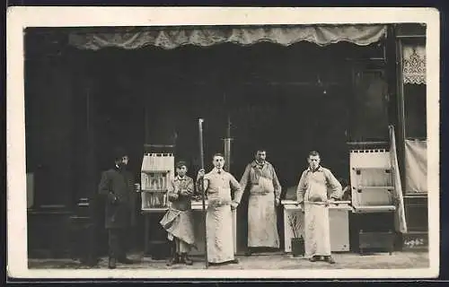 Foto-AK Paris, Angestellte vor einem Geschäft