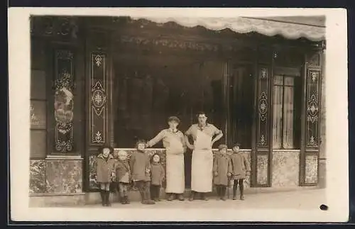 Foto-AK Paris, A. Cassan, Rue Julien Lacroix 95, Angestellte und Kinder vor einem Geschäft
