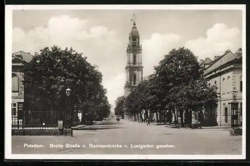 AK Potsdam, Breite Strasse u. Garnisonkirche v. Lustgarten gesehen