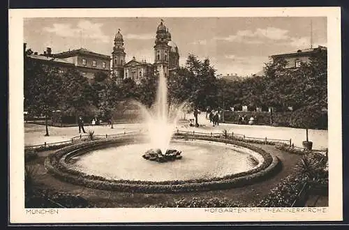 AK München, Partie im Hofgarten und Theatinerkirche
