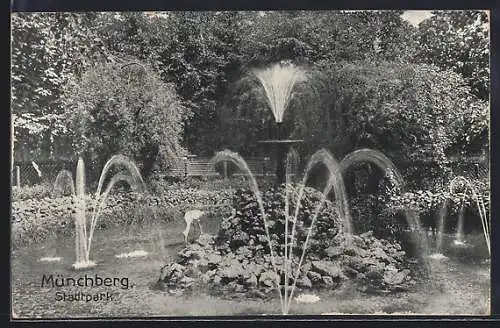 AK Münchberg / Fichtelgebirge, Partie im Stadtpark mit Fontäne