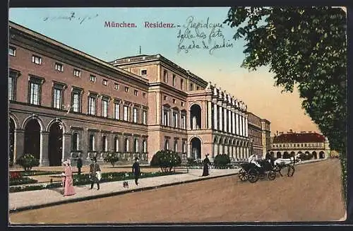 AK München, Residenz mit Passanten, Pferdekutsche