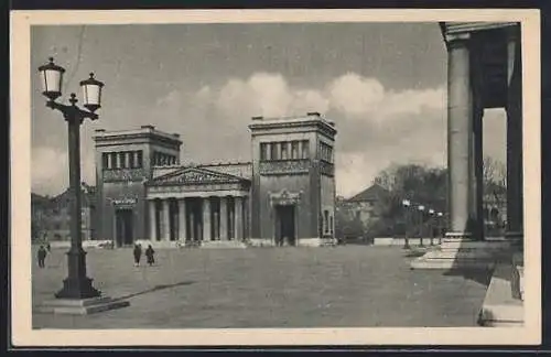 AK München, Königlicher Platz mit Propyläen