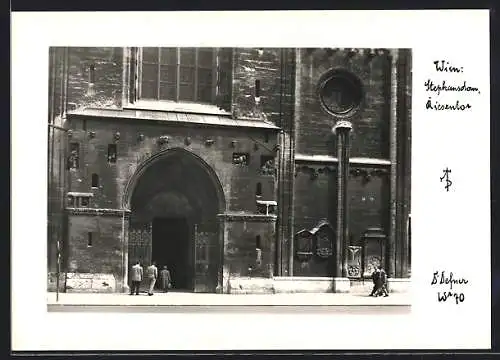 Foto-AK Adalbert Defner: Wien, Stephansdom, Blick zum Riesentor