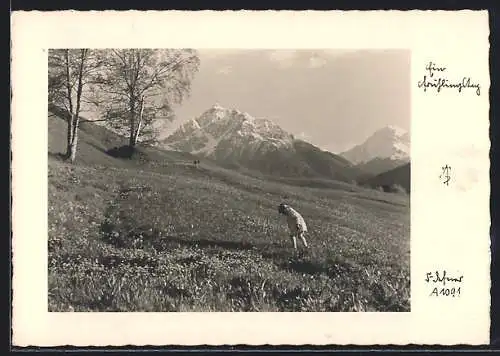 Foto-AK Adalbert Defner: Ein Frühlingstag, Kind auf einer Blumenwiese