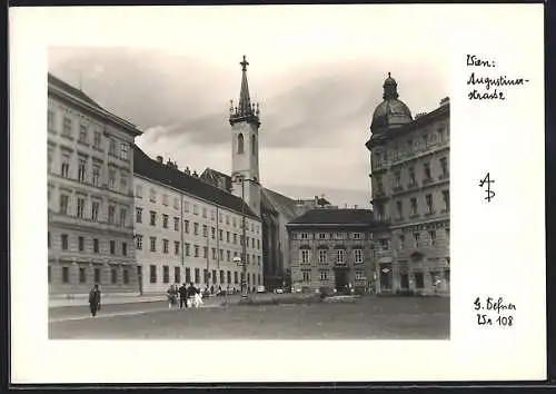 Foto-AK Adalbert Defner: Wien, Augustiner-Strasse mit Passanten