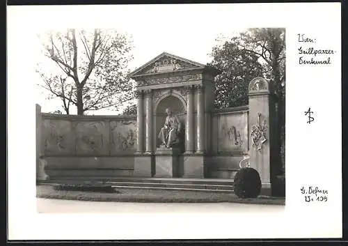 Foto-AK Adalbert Defner: Wien, Grillparzer-Denkmal mit Skulptur