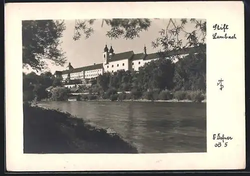 Foto-AK Adalbert Defner: Lambach, Flusspartie am Stift