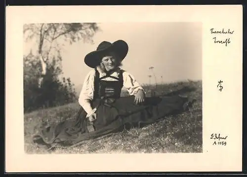 Foto-AK Adalbert Defner: Frau in österreichischer Tracht