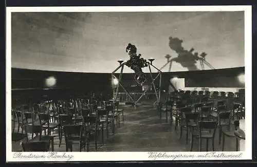 AK Hamburg-Winterhude, Planetarium, Vorführungsraum mit Instrument